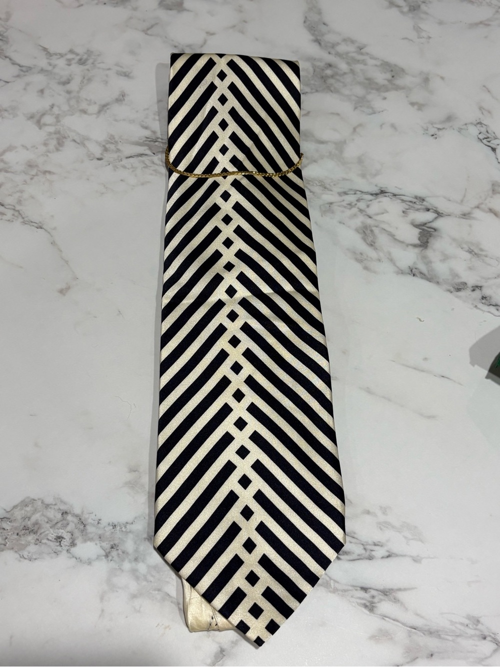 Vintage 100% silk Georgio Brutini tie with Gold tone tie bar chain